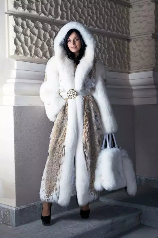 Սպիտակ Mink Fur Coat (101 լուսանկար). Բելառուսական մորթուց բաճկոններ ջրասույզից, ակնարկներից, կարճ մոդելներից, սեւից եւ սպիտակներով, տրոհում, որքան է մորթյա վերարկու 14438_36