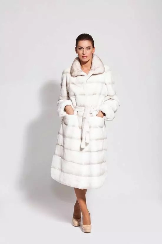 Սպիտակ Mink Fur Coat (101 լուսանկար). Բելառուսական մորթուց բաճկոններ ջրասույզից, ակնարկներից, կարճ մոդելներից, սեւից եւ սպիտակներով, տրոհում, որքան է մորթյա վերարկու 14438_41