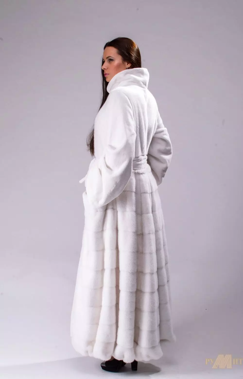 Սպիտակ Mink Fur Coat (101 լուսանկար). Բելառուսական մորթուց բաճկոններ ջրասույզից, ակնարկներից, կարճ մոդելներից, սեւից եւ սպիտակներով, տրոհում, որքան է մորթյա վերարկու 14438_44