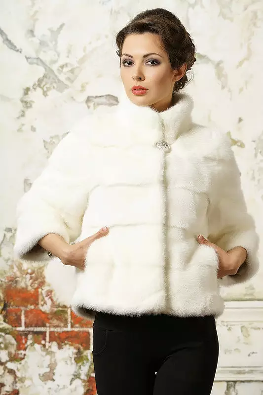 Սպիտակ Mink Fur Coat (101 լուսանկար). Բելառուսական մորթուց բաճկոններ ջրասույզից, ակնարկներից, կարճ մոդելներից, սեւից եւ սպիտակներով, տրոհում, որքան է մորթյա վերարկու 14438_45