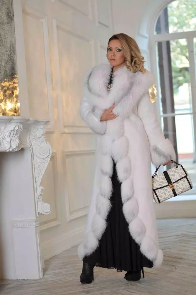 White Mink Fur Coat (101 φωτογραφίες): Belarusian Fur Coats από Mink, κριτικές, μικρά μοντέλα, μαύρο και άσπρο, με το Trot, πόσο είναι το παλτό γούνας 14438_46