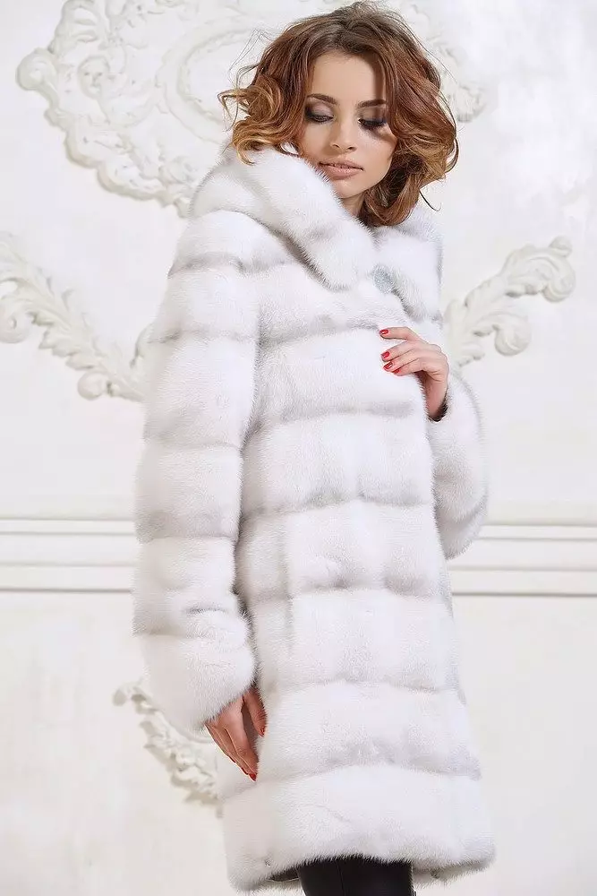 White Mink Fur Coat (101 φωτογραφίες): Belarusian Fur Coats από Mink, κριτικές, μικρά μοντέλα, μαύρο και άσπρο, με το Trot, πόσο είναι το παλτό γούνας 14438_47