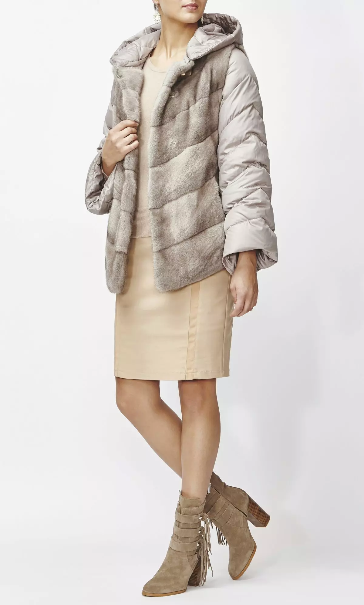 White Mink Fur Coat (101 φωτογραφίες): Belarusian Fur Coats από Mink, κριτικές, μικρά μοντέλα, μαύρο και άσπρο, με το Trot, πόσο είναι το παλτό γούνας 14438_48