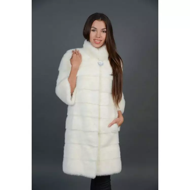 Սպիտակ Mink Fur Coat (101 լուսանկար). Բելառուսական մորթուց բաճկոններ ջրասույզից, ակնարկներից, կարճ մոդելներից, սեւից եւ սպիտակներով, տրոհում, որքան է մորթյա վերարկու 14438_5
