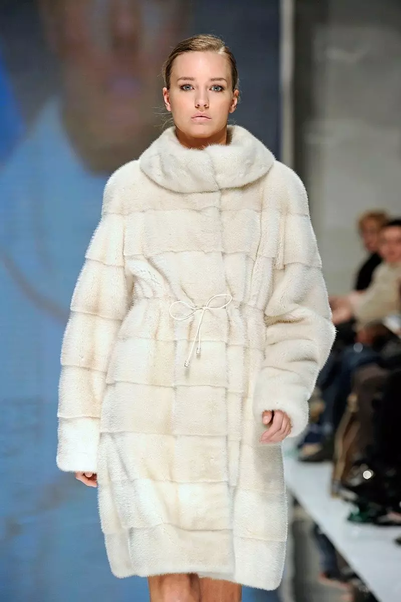 White Mink Fur Coat (101 φωτογραφίες): Belarusian Fur Coats από Mink, κριτικές, μικρά μοντέλα, μαύρο και άσπρο, με το Trot, πόσο είναι το παλτό γούνας 14438_51