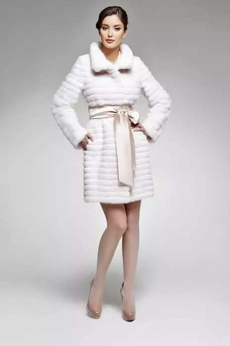 Սպիտակ Mink Fur Coat (101 լուսանկար). Բելառուսական մորթուց բաճկոններ ջրասույզից, ակնարկներից, կարճ մոդելներից, սեւից եւ սպիտակներով, տրոհում, որքան է մորթյա վերարկու 14438_52