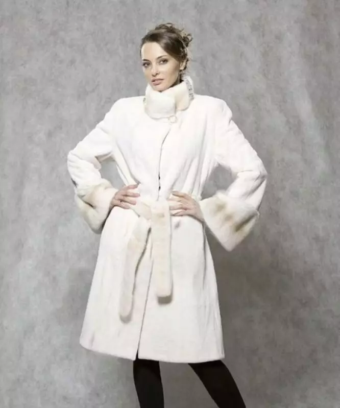White Mink Fur Coat (101 φωτογραφίες): Belarusian Fur Coats από Mink, κριτικές, μικρά μοντέλα, μαύρο και άσπρο, με το Trot, πόσο είναι το παλτό γούνας 14438_54