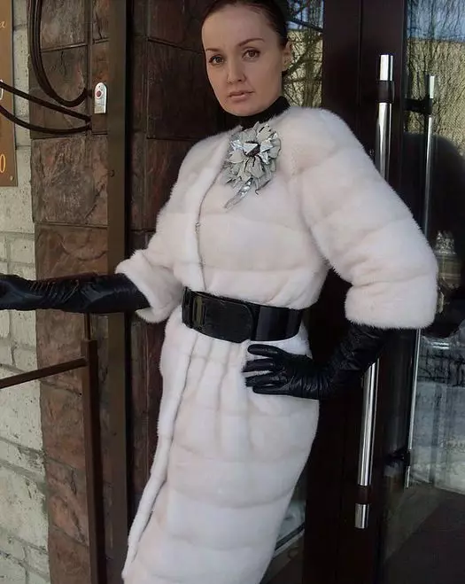 Սպիտակ Mink Fur Coat (101 լուսանկար). Բելառուսական մորթուց բաճկոններ ջրասույզից, ակնարկներից, կարճ մոդելներից, սեւից եւ սպիտակներով, տրոհում, որքան է մորթյա վերարկու 14438_55