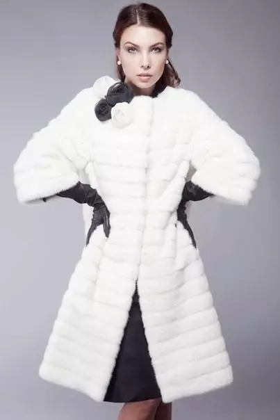 Սպիտակ Mink Fur Coat (101 լուսանկար). Բելառուսական մորթուց բաճկոններ ջրասույզից, ակնարկներից, կարճ մոդելներից, սեւից եւ սպիտակներով, տրոհում, որքան է մորթյա վերարկու 14438_56