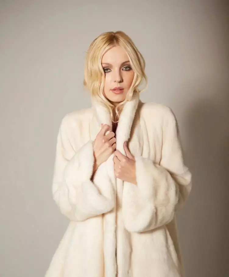 Սպիտակ Mink Fur Coat (101 լուսանկար). Բելառուսական մորթուց բաճկոններ ջրասույզից, ակնարկներից, կարճ մոդելներից, սեւից եւ սպիտակներով, տրոհում, որքան է մորթյա վերարկու 14438_57