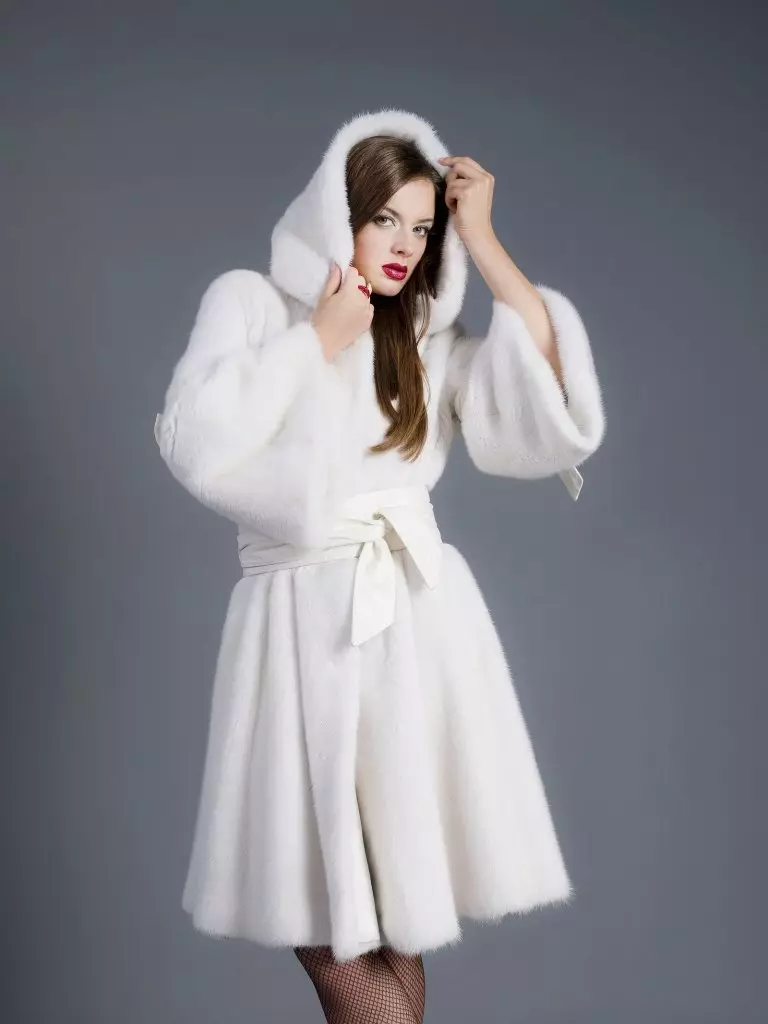 Սպիտակ Mink Fur Coat (101 լուսանկար). Բելառուսական մորթուց բաճկոններ ջրասույզից, ակնարկներից, կարճ մոդելներից, սեւից եւ սպիտակներով, տրոհում, որքան է մորթյա վերարկու 14438_6