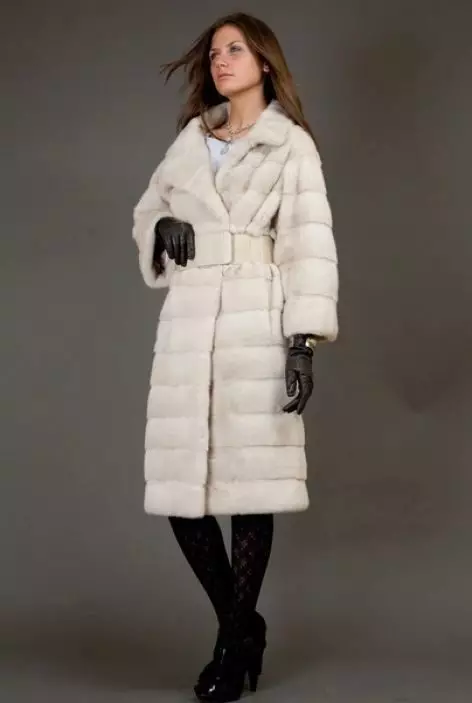 White Mink Fur Coat (101 φωτογραφίες): Belarusian Fur Coats από Mink, κριτικές, μικρά μοντέλα, μαύρο και άσπρο, με το Trot, πόσο είναι το παλτό γούνας 14438_62