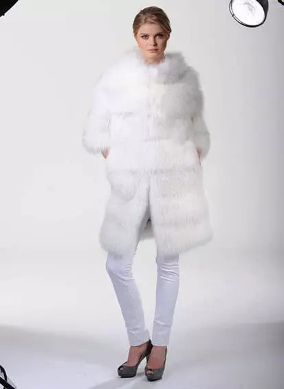 Սպիտակ Mink Fur Coat (101 լուսանկար). Բելառուսական մորթուց բաճկոններ ջրասույզից, ակնարկներից, կարճ մոդելներից, սեւից եւ սպիտակներով, տրոհում, որքան է մորթյա վերարկու 14438_63