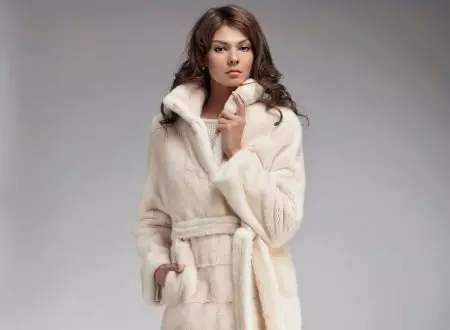 Սպիտակ Mink Fur Coat (101 լուսանկար). Բելառուսական մորթուց բաճկոններ ջրասույզից, ակնարկներից, կարճ մոդելներից, սեւից եւ սպիտակներով, տրոհում, որքան է մորթյա վերարկու 14438_64