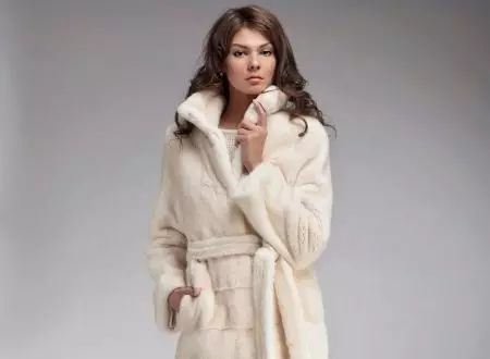 Chena mink futi jasi (101 photos): Belarussian fur majasi anobva mink, ongororo, mitezo mapfupi, dema uye chena, yakawanda sei coat 14438_64