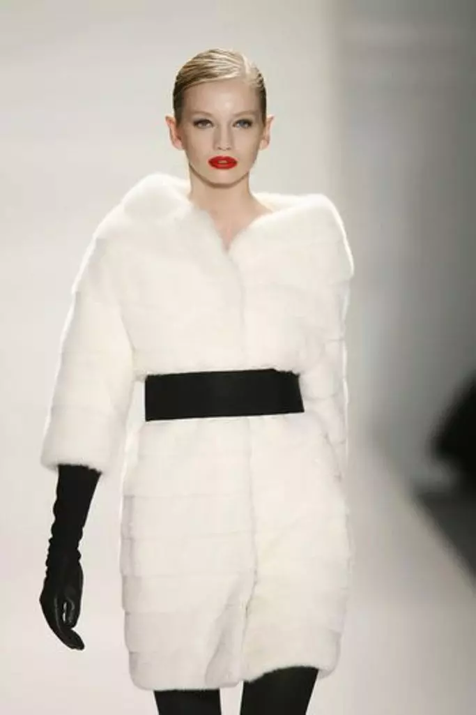 White Mink Fur Coat (101 φωτογραφίες): Belarusian Fur Coats από Mink, κριτικές, μικρά μοντέλα, μαύρο και άσπρο, με το Trot, πόσο είναι το παλτό γούνας 14438_65