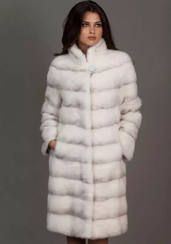 Սպիտակ Mink Fur Coat (101 լուսանկար). Բելառուսական մորթուց բաճկոններ ջրասույզից, ակնարկներից, կարճ մոդելներից, սեւից եւ սպիտակներով, տրոհում, որքան է մորթյա վերարկու 14438_68
