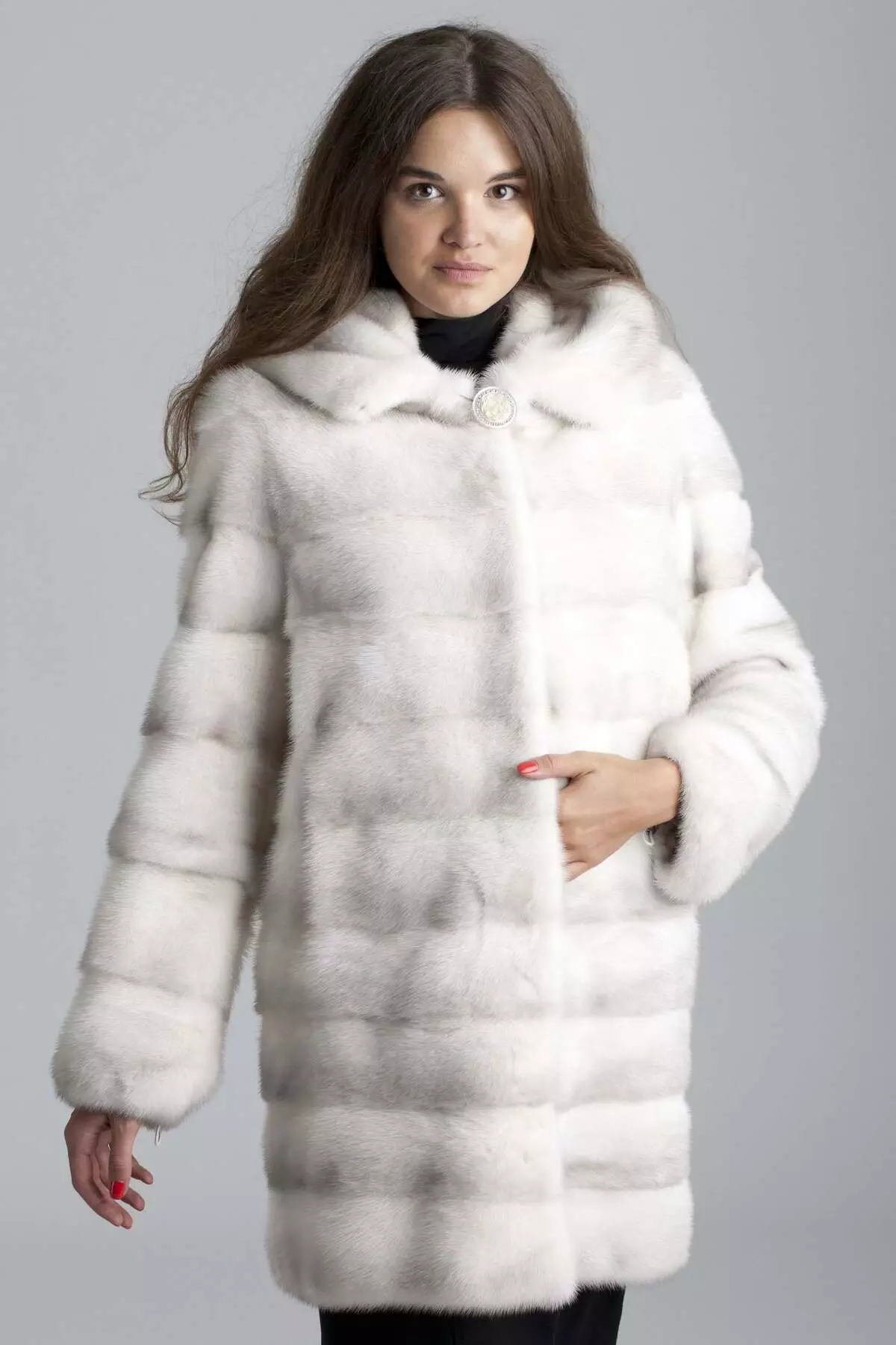 Սպիտակ Mink Fur Coat (101 լուսանկար). Բելառուսական մորթուց բաճկոններ ջրասույզից, ակնարկներից, կարճ մոդելներից, սեւից եւ սպիտակներով, տրոհում, որքան է մորթյա վերարկու 14438_7