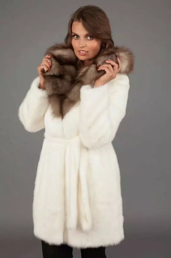 Սպիտակ Mink Fur Coat (101 լուսանկար). Բելառուսական մորթուց բաճկոններ ջրասույզից, ակնարկներից, կարճ մոդելներից, սեւից եւ սպիտակներով, տրոհում, որքան է մորթյա վերարկու 14438_70