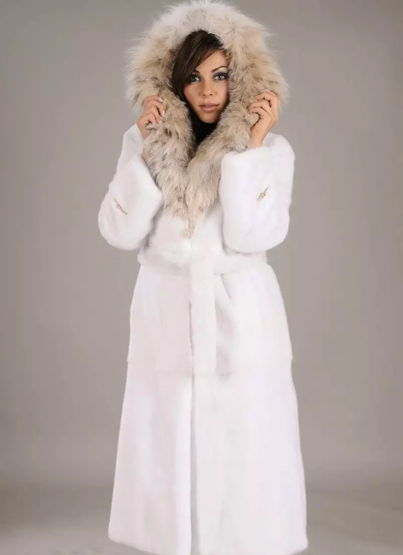 White Mink Fur Coat (101 φωτογραφίες): Belarusian Fur Coats από Mink, κριτικές, μικρά μοντέλα, μαύρο και άσπρο, με το Trot, πόσο είναι το παλτό γούνας 14438_71