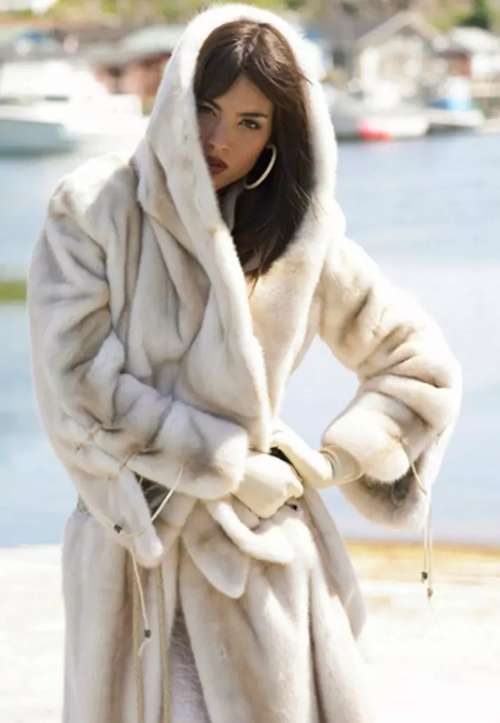 Սպիտակ Mink Fur Coat (101 լուսանկար). Բելառուսական մորթուց բաճկոններ ջրասույզից, ակնարկներից, կարճ մոդելներից, սեւից եւ սպիտակներով, տրոհում, որքան է մորթյա վերարկու 14438_72