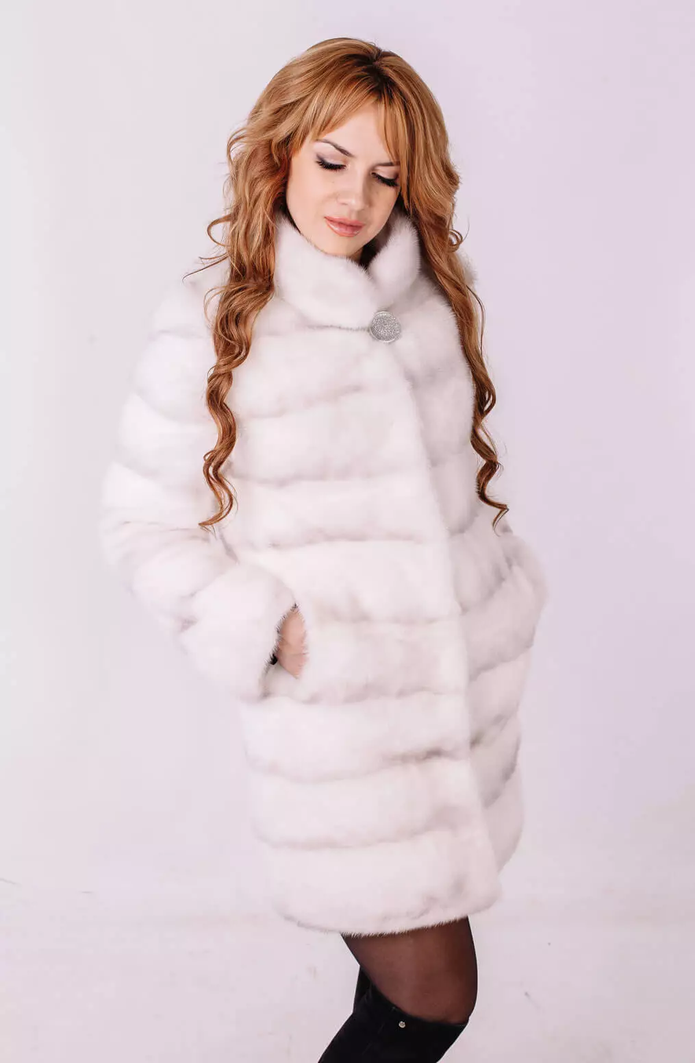 Սպիտակ Mink Fur Coat (101 լուսանկար). Բելառուսական մորթուց բաճկոններ ջրասույզից, ակնարկներից, կարճ մոդելներից, սեւից եւ սպիտակներով, տրոհում, որքան է մորթյա վերարկու 14438_73