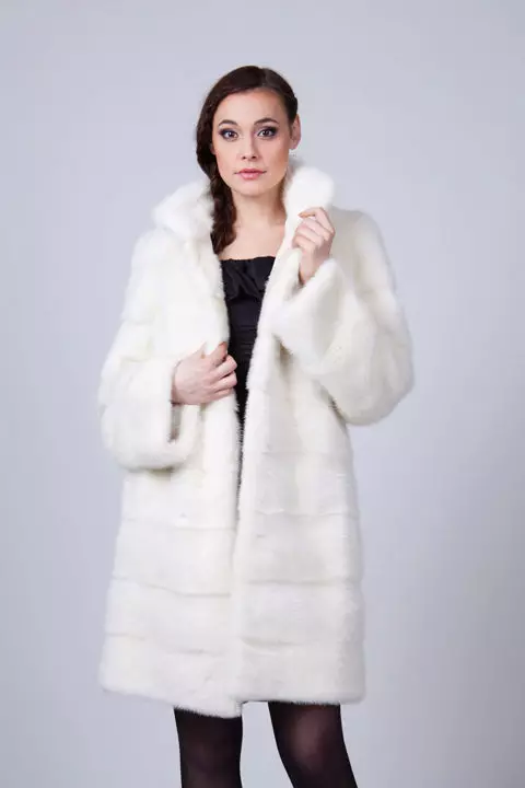 White Mink Fur Coat (101 φωτογραφίες): Belarusian Fur Coats από Mink, κριτικές, μικρά μοντέλα, μαύρο και άσπρο, με το Trot, πόσο είναι το παλτό γούνας 14438_75