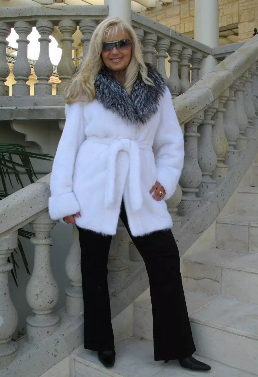 White Mink Fur Coat (101 φωτογραφίες): Belarusian Fur Coats από Mink, κριτικές, μικρά μοντέλα, μαύρο και άσπρο, με το Trot, πόσο είναι το παλτό γούνας 14438_80