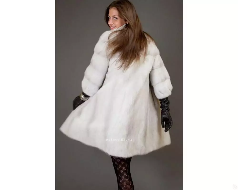 Սպիտակ Mink Fur Coat (101 լուսանկար). Բելառուսական մորթուց բաճկոններ ջրասույզից, ակնարկներից, կարճ մոդելներից, սեւից եւ սպիտակներով, տրոհում, որքան է մորթյա վերարկու 14438_83