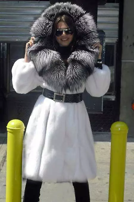 Սպիտակ Mink Fur Coat (101 լուսանկար). Բելառուսական մորթուց բաճկոններ ջրասույզից, ակնարկներից, կարճ մոդելներից, սեւից եւ սպիտակներով, տրոհում, որքան է մորթյա վերարկու 14438_85