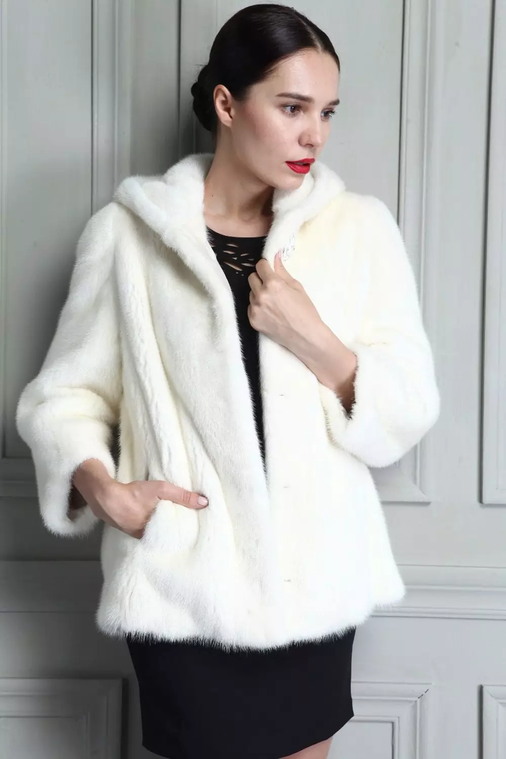 Սպիտակ Mink Fur Coat (101 լուսանկար). Բելառուսական մորթուց բաճկոններ ջրասույզից, ակնարկներից, կարճ մոդելներից, սեւից եւ սպիտակներով, տրոհում, որքան է մորթյա վերարկու 14438_87