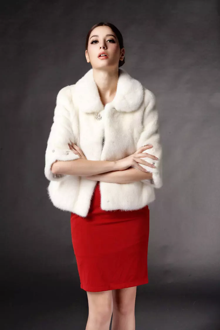 White Mink Fur Coat (101 φωτογραφίες): Belarusian Fur Coats από Mink, κριτικές, μικρά μοντέλα, μαύρο και άσπρο, με το Trot, πόσο είναι το παλτό γούνας 14438_92