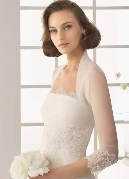 חתונה בולרו על שמלת הכלה (45 תמונות): תחרה, בולרו קייפ, ברדס, שרוול ארוך, פרווה, חם 14444_10