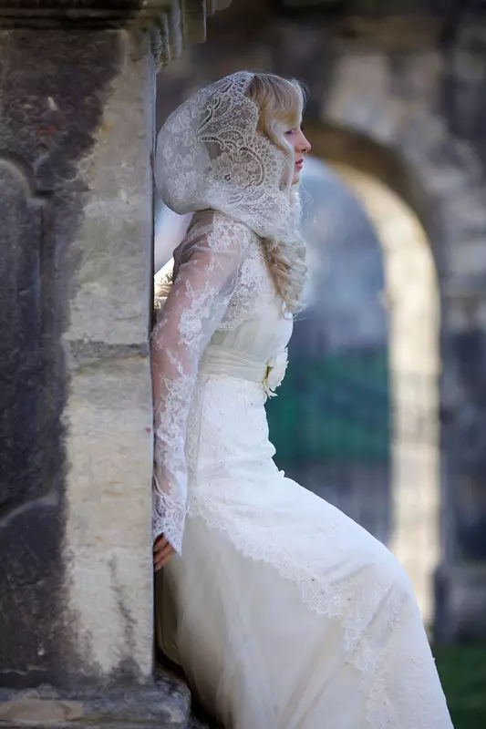 عروسی Bolero در لباس عروس (45 عکس): توری، بولرو کیپ، هود، آستین بلند، خز، گرم 14444_11