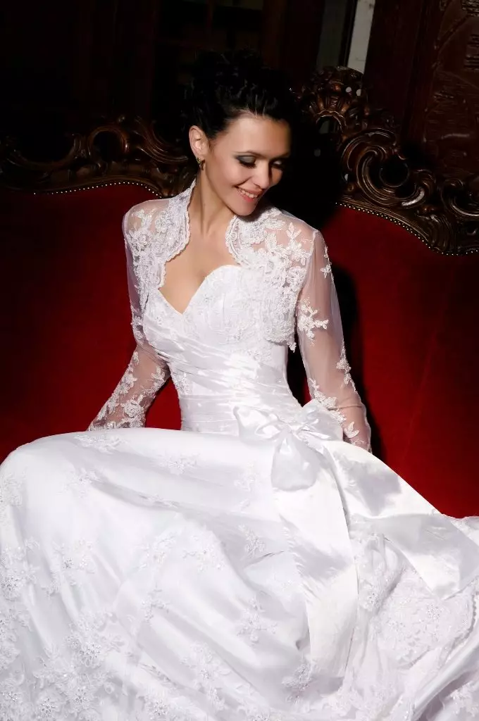 عروسی Bolero در لباس عروس (45 عکس): توری، بولرو کیپ، هود، آستین بلند، خز، گرم 14444_16