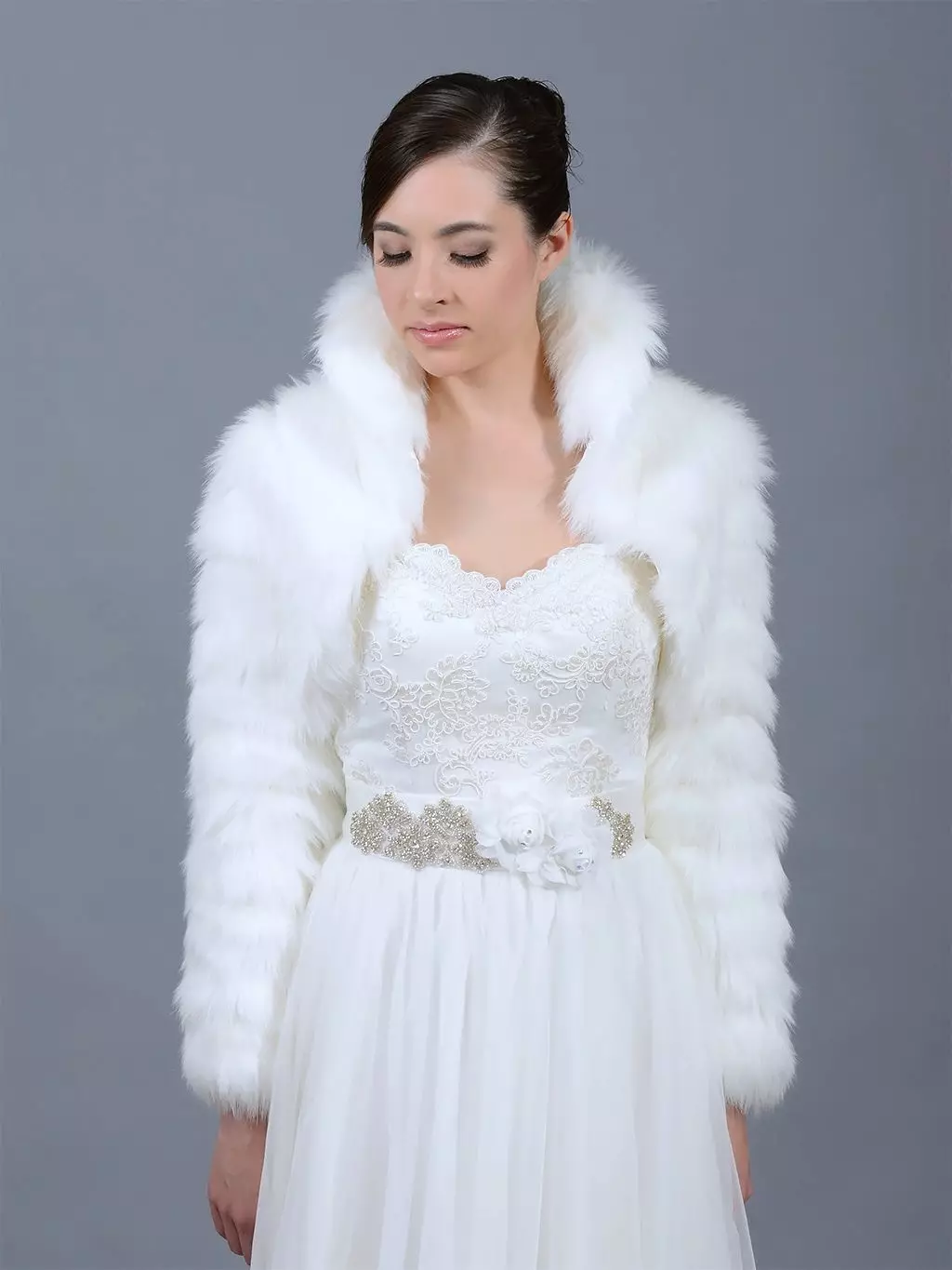 Kāzas bolero uz līgavas kleita (45 fotogrāfijas): mežģīnes, bolero cape, kapuci, garām piedurknēm, kažokādas, silts 14444_19