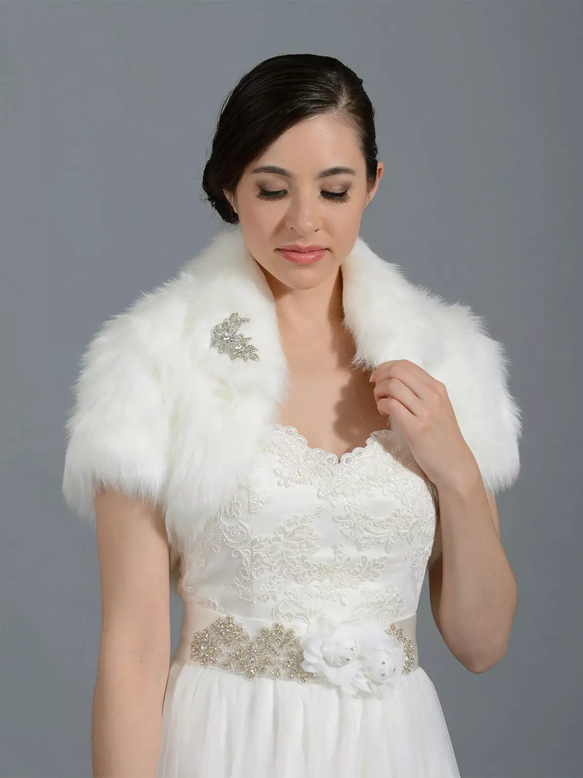 Kāzas bolero uz līgavas kleita (45 fotogrāfijas): mežģīnes, bolero cape, kapuci, garām piedurknēm, kažokādas, silts 14444_20