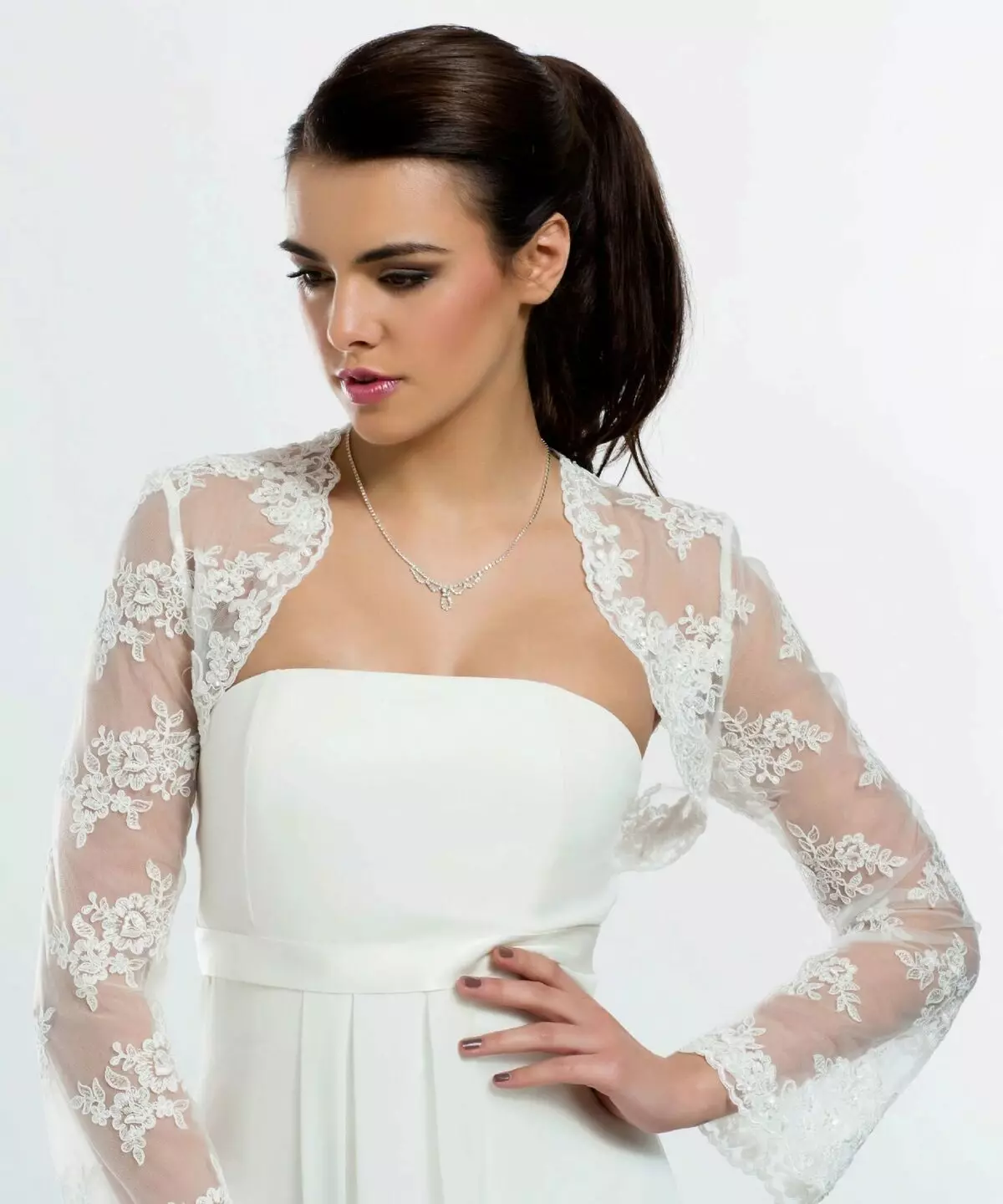Gelin elbiseli düğün bolero (45 fotoğraf): dantel, bolero pelerin, kapüşonlu, uzun kollu, kürk, sıcak 14444_24