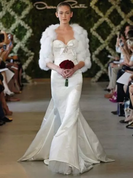 חתונה בולרו על שמלת הכלה (45 תמונות): תחרה, בולרו קייפ, ברדס, שרוול ארוך, פרווה, חם 14444_44