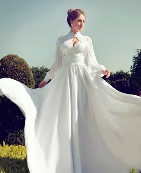 חתונה בולרו על שמלת הכלה (45 תמונות): תחרה, בולרו קייפ, ברדס, שרוול ארוך, פרווה, חם 14444_45