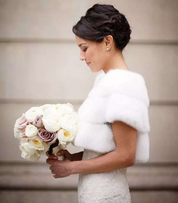 خز Bolero (59 عکس): خز بولرو لباس، در عروسی از خز مصنوعی و طبیعی، سفید، شب، Bolero-Cape، ژاکت زنانه Bolero 14449_20