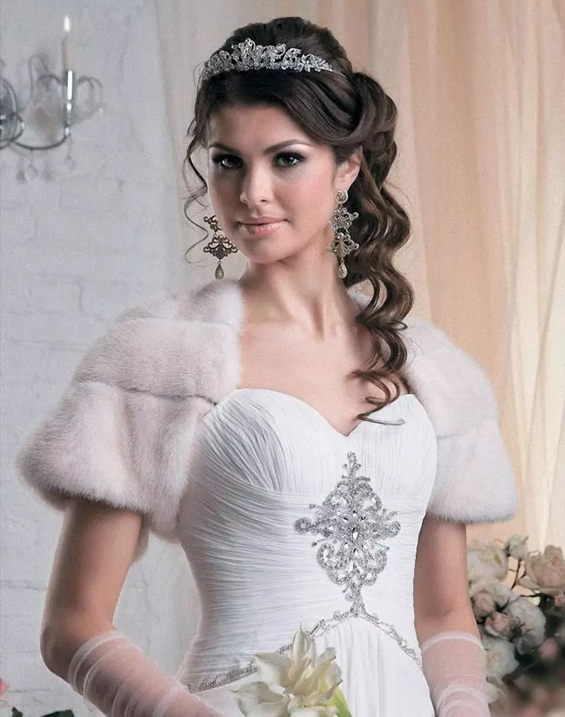 Fur Bolero (59 bilder): Fur Bolero att klä, på ett bröllop av konstgjord och naturlig päls, vit, kväll, bolero-cape, kvinnlig jacka-bolero 14449_21