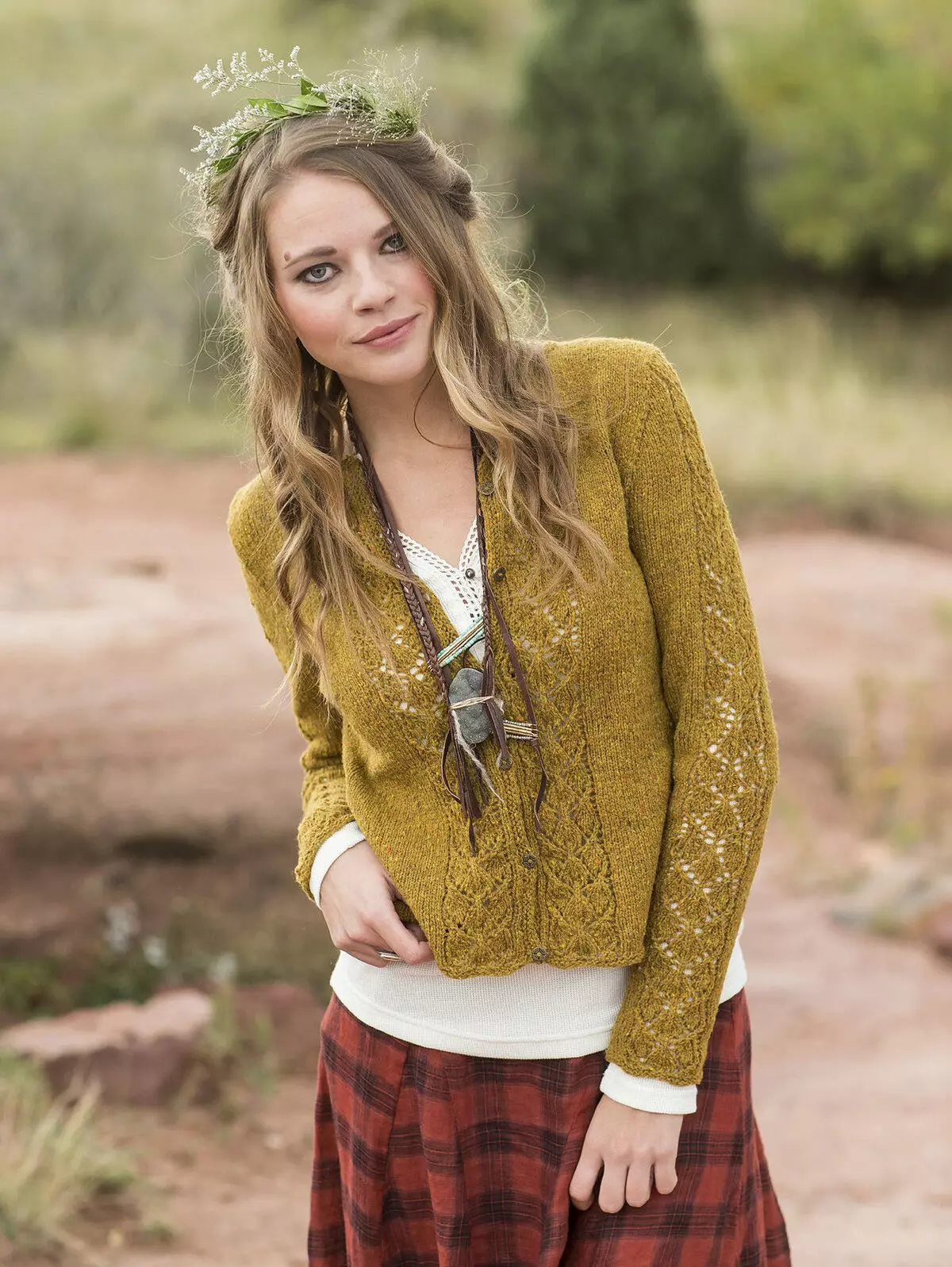 Cardigans ฉลุ (103 รูป): สิ่งที่สวมใส่รุ่นที่มีพนักพิงฉลอง Openwork และไม้กระดาน 14484_6