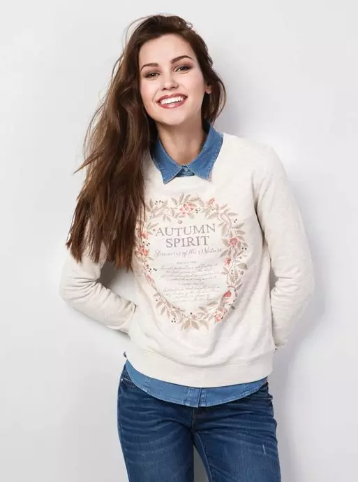 Strikkede sweatshirts (97 bilder): Hva skal du ha på, for komplette kvinner, på knapper, med blonder, korte og lange ermer, uten knapper, på glidelås 14498_70