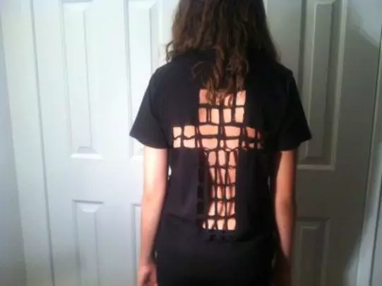 Kā veikt izcirtņus uz T-kreklu (40 fotogrāfijas): uz muguras, ar izcirtņiem, kā to samazināt pareizi 14566_15