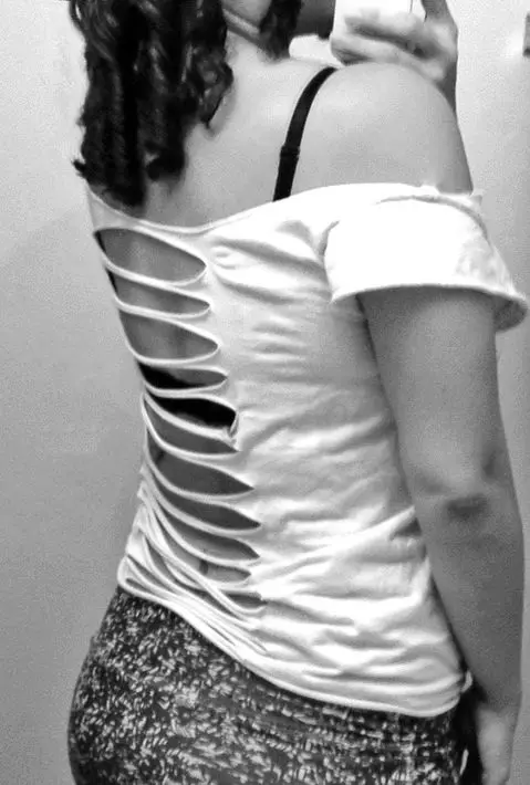 Kā veikt izcirtņus uz T-kreklu (40 fotogrāfijas): uz muguras, ar izcirtņiem, kā to samazināt pareizi 14566_22