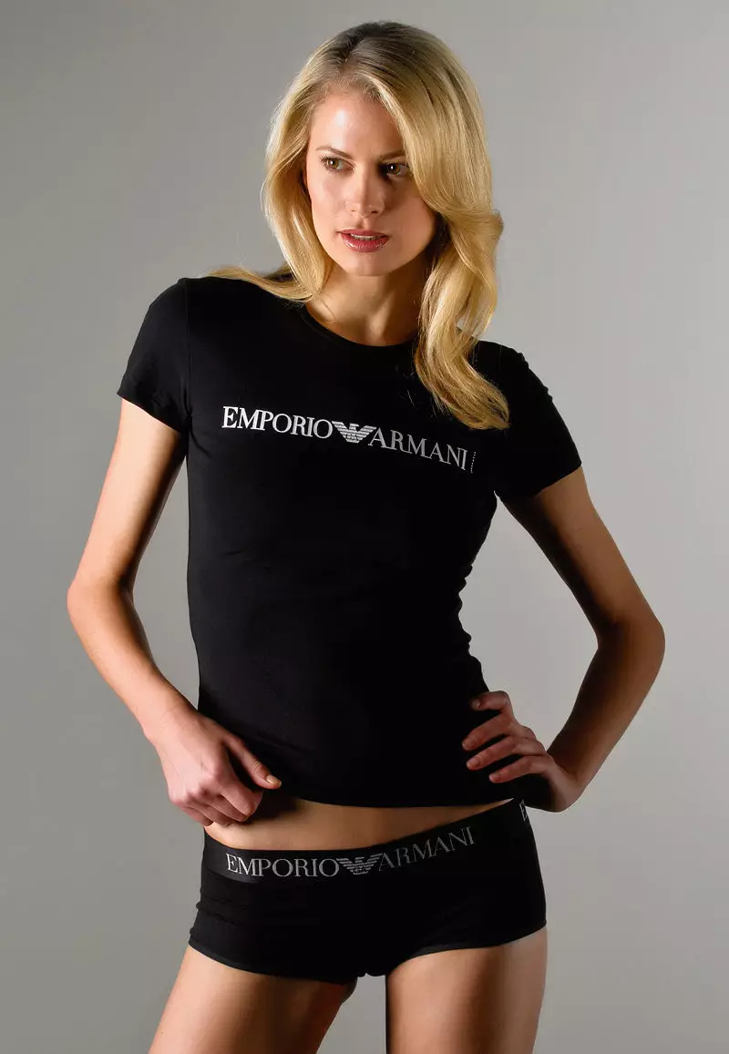 Melns T-krekls (76 foto): Sievietes bez zīmēšanas, polo, gara, ar to, ko valkā melnu T-kreklu, kā padarīt zīmējumu par to 14581_31