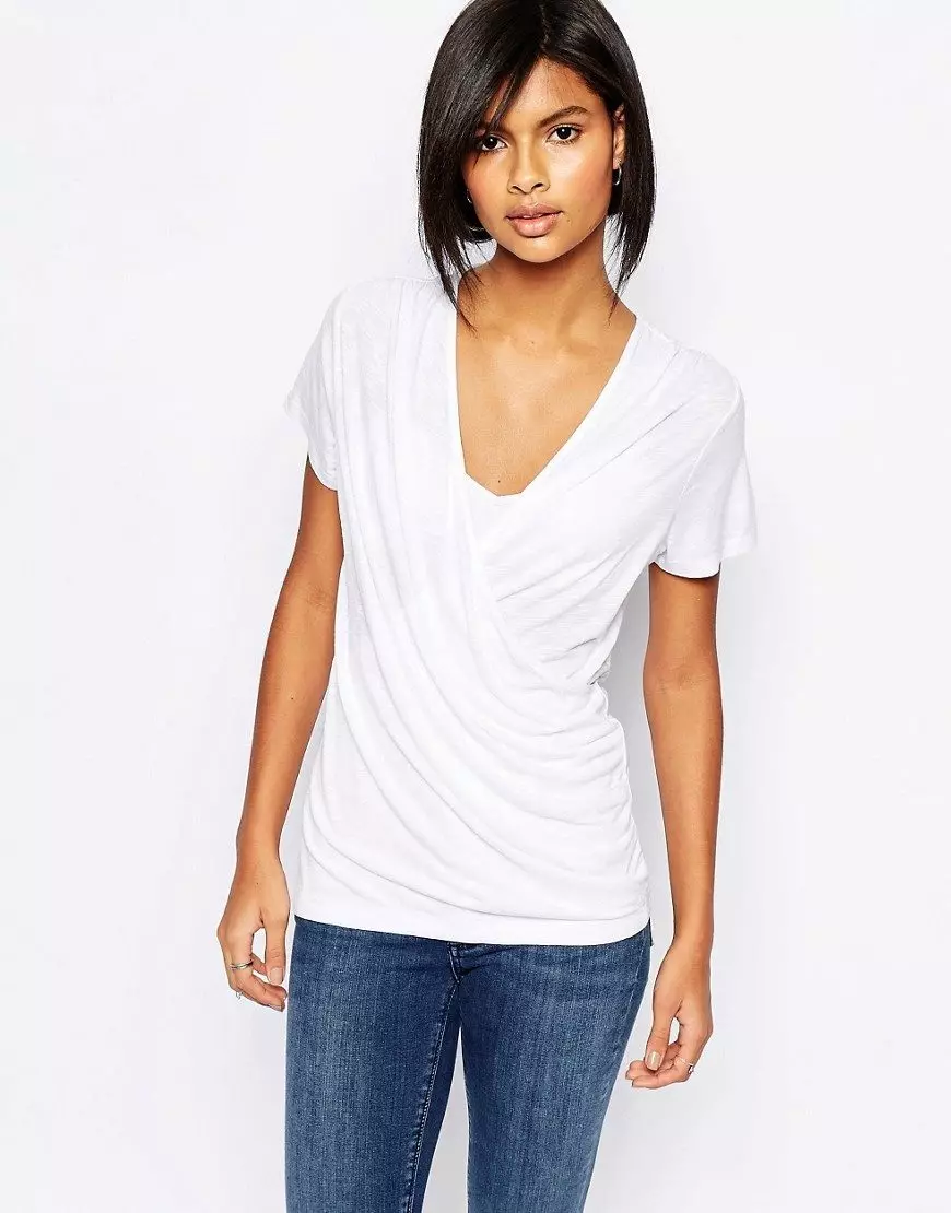 Λευκό μπλουζάκι χωρίς φιγούρα: Τι να φορέσει ένα θηλυκό μπλουζάκι, τι να κάνετε αν βαμμένο, μπλουζάκι με μαύρα χέρια, μακρύς 14582_10