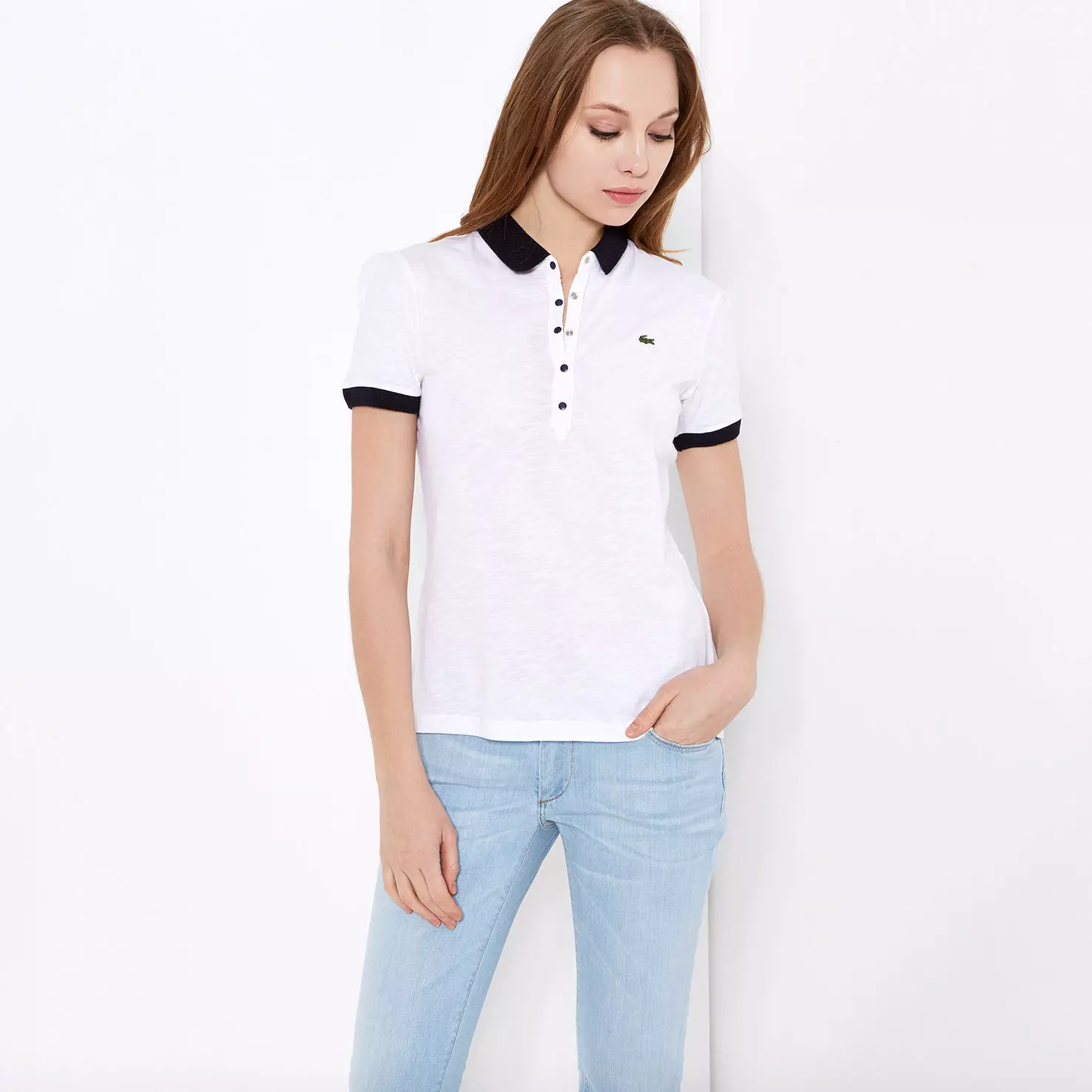 Bijela majica bez slici: Što nositi žensku majicu, što učiniti ako obojana, majice sa crnim rukama, dugo 14582_15