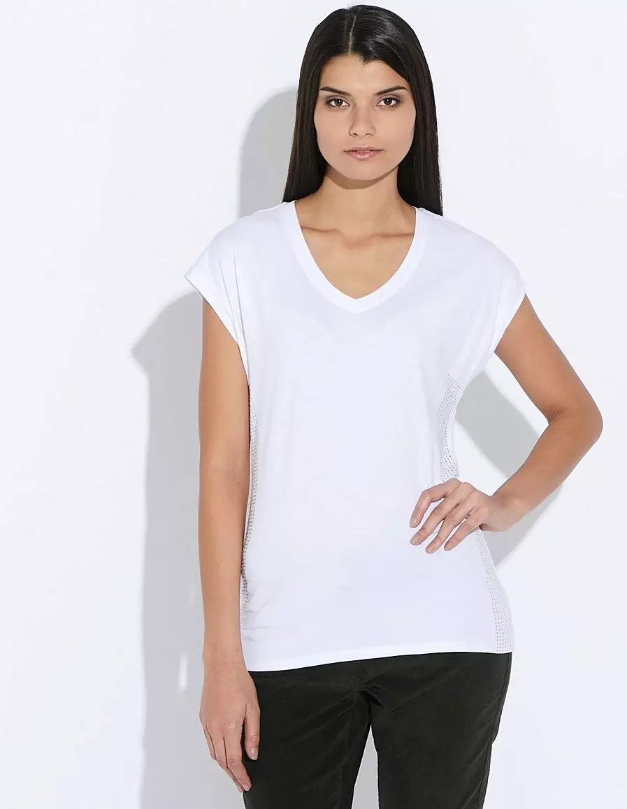 Біла футболка без малюнка: з чим носити жіночий футболку, що робити, якщо пофарбувалася, футболка з чорними руками, довга 14582_24